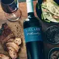 Glas volle rode wijn L’Assemblage Grand Vin