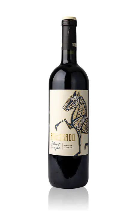 Fles rode wijn Cabernet Sauvignon Reserva uit wijnjaar 2020 geproduceerd in Argentinië door Amansado.