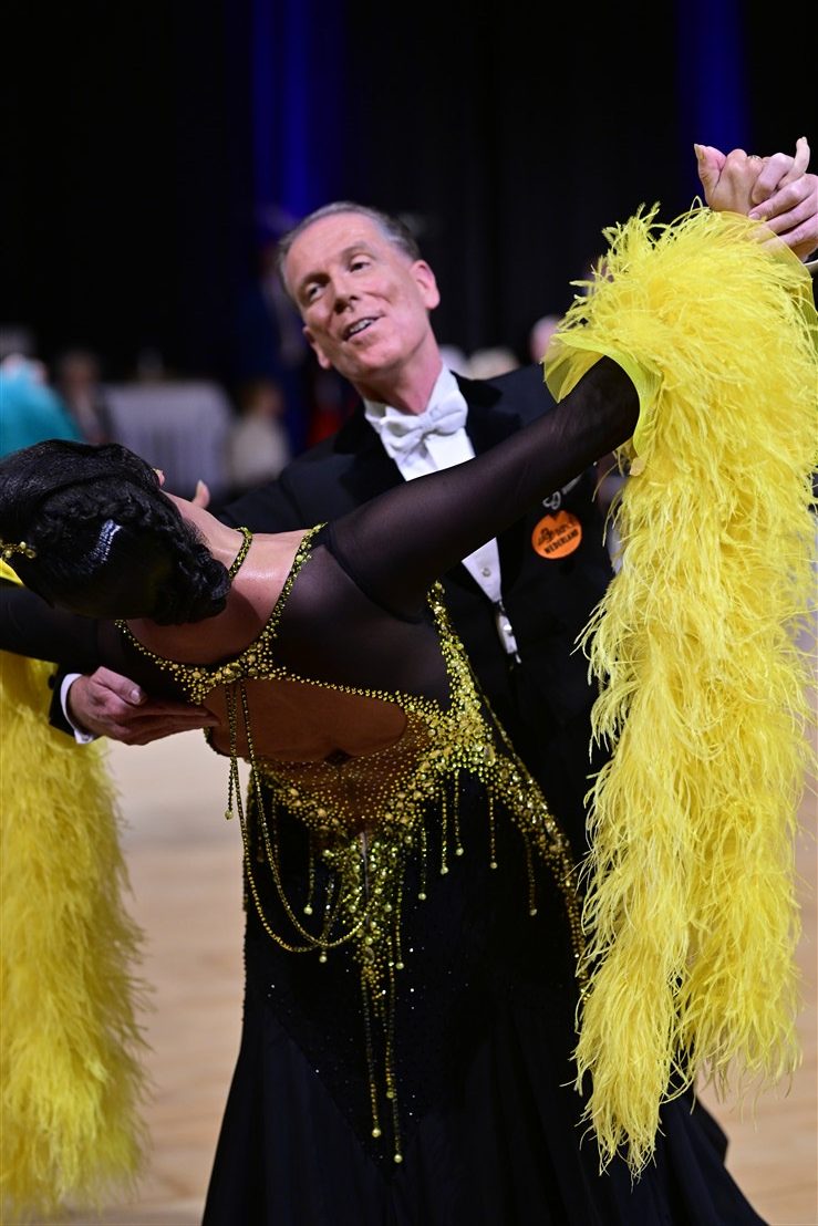 Close-up van danser met gele veren boa