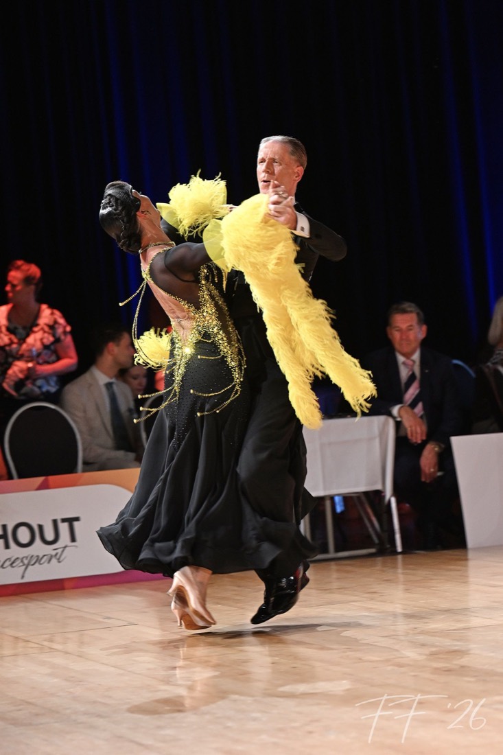 Danser in rokkostuum op de wedstrijdvloer