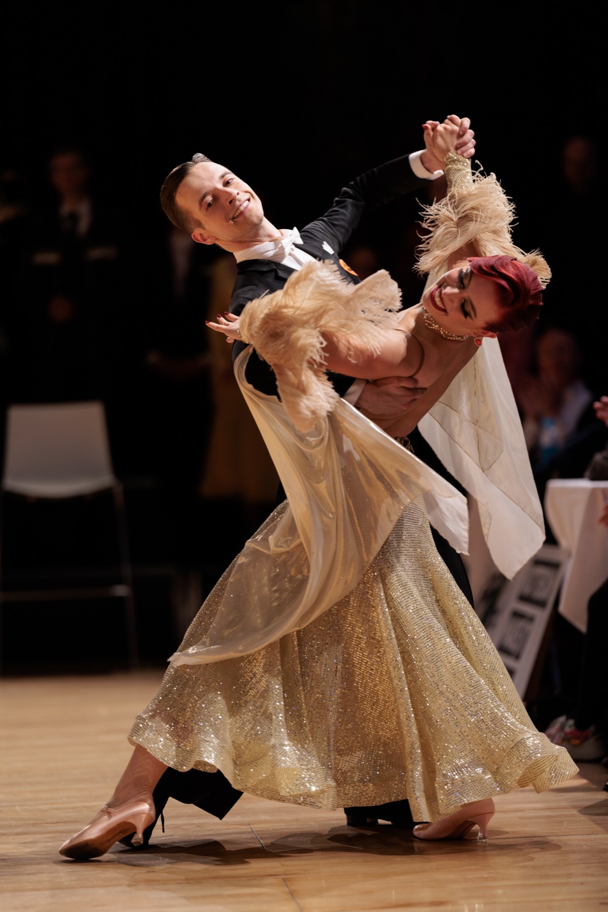 Ballroompaar in een open houding tijdens een wedstrijd