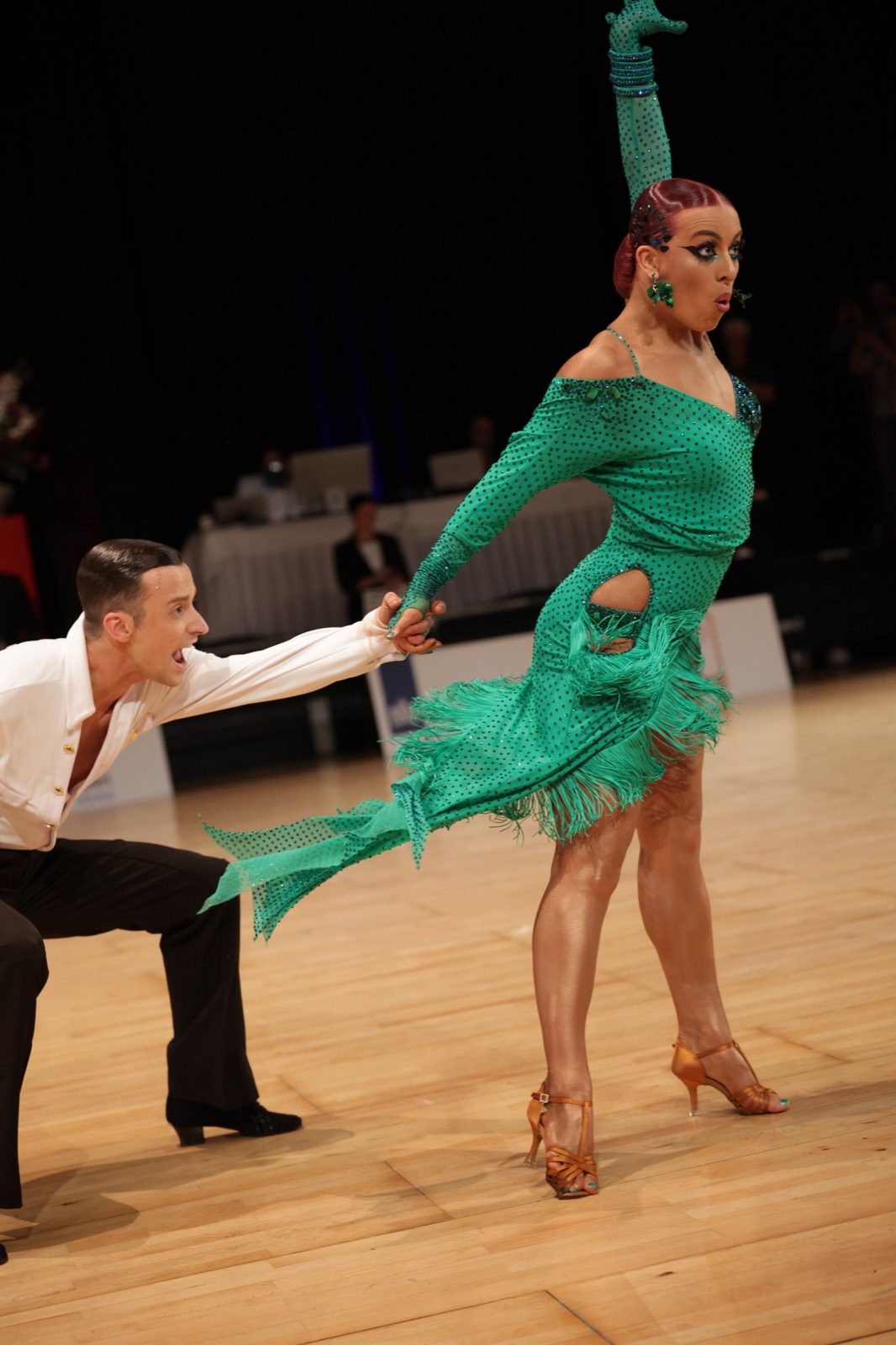 Latinpaar in actie, danseres in franjejurk